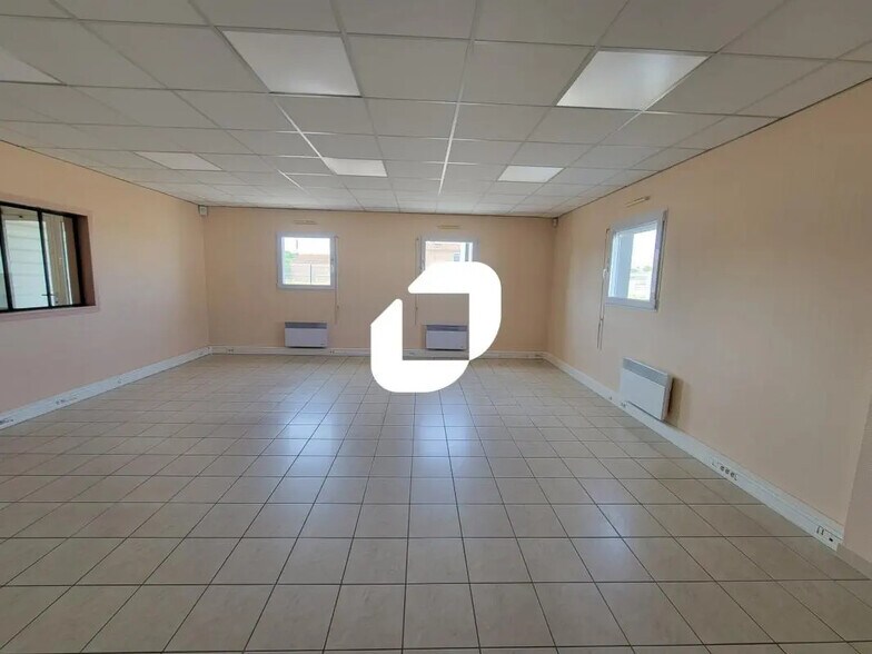 Bureau dans Basse-Goulaine à louer - Photo du bâtiment - Image 2 de 12