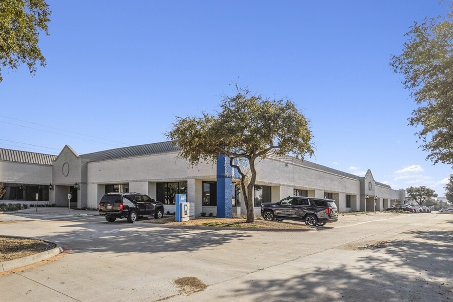 8333 Ridgepoint Dr, Irving, TX for lease - Building Photo - Image 3 of 5