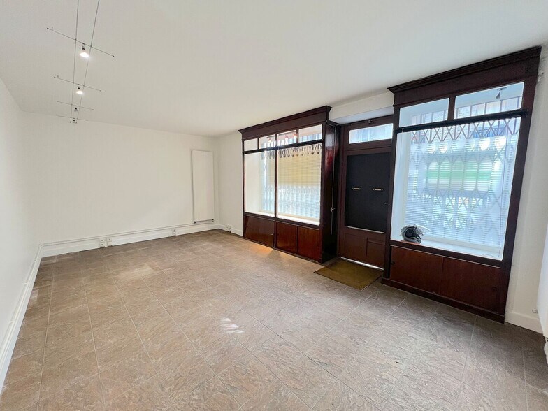 Immeuble residentiel dans Paris à vendre - Photo du bâtiment - Image 2 de 19