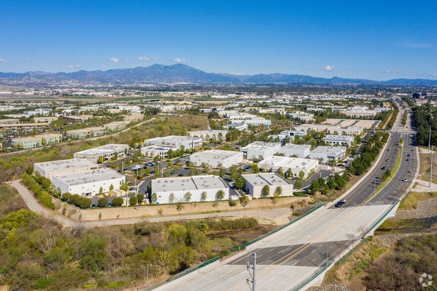 370 Goddard, Irvine, CA à louer - Aérien - Image 3 de 7