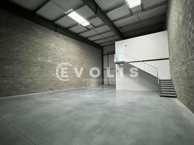 5-8 Rue Suzanne Bernard, Mérignac for lease - Interior Photo - Image 2 of 9