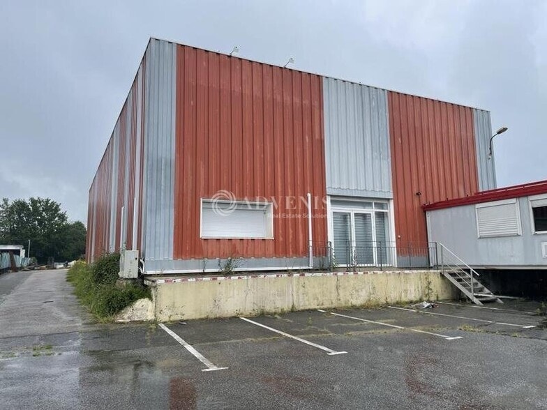 Flex in Coignières for lease - Building Photo - Image 2 of 5