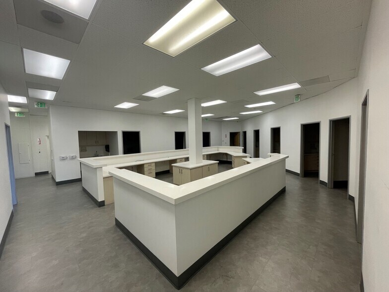 1421 Macarthur Blvd, Santa Ana, CA à louer - Photo du bâtiment - Image 3 de 4