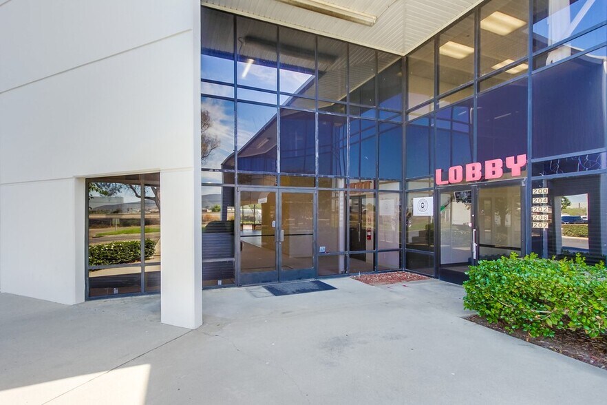 960 Los Vallecitos Blvd, San Marcos, CA à louer - Photo du bâtiment - Image 1 de 11