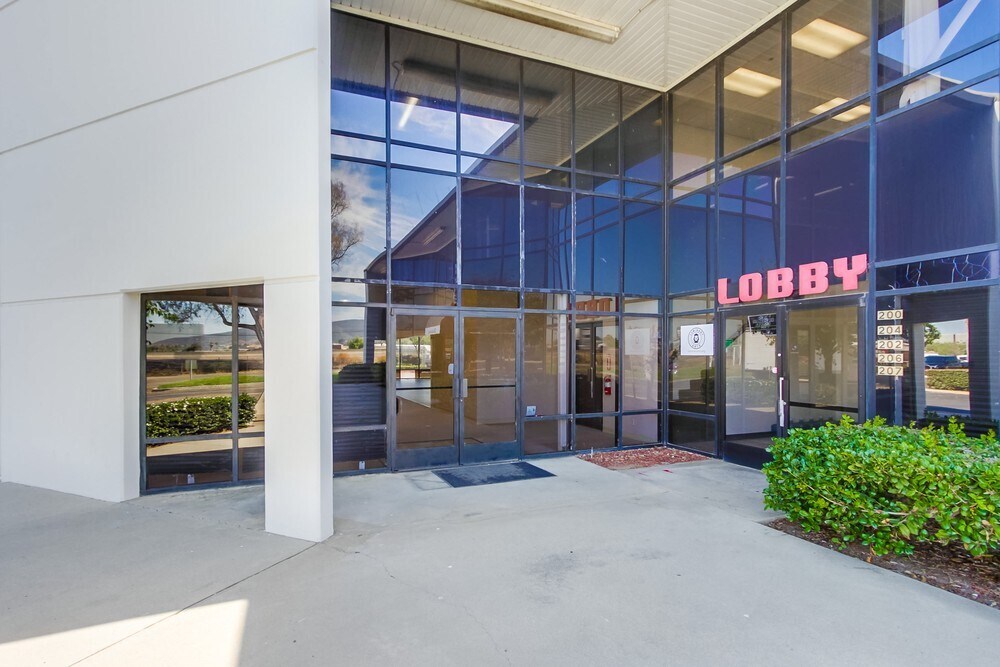 960 Los Vallecitos Blvd, San Marcos, CA à louer Photo du bâtiment- Image 1 de 12