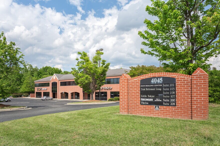 4045 Premier Dr, High Point, NC à louer - Photo du bâtiment - Image 1 de 18