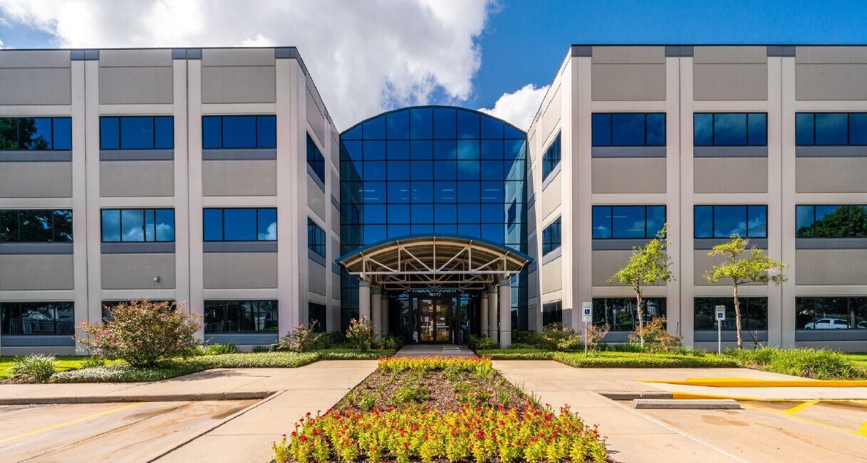 10777 Clay Rd, Houston, TX à louer Photo du bâtiment- Image 1 de 26