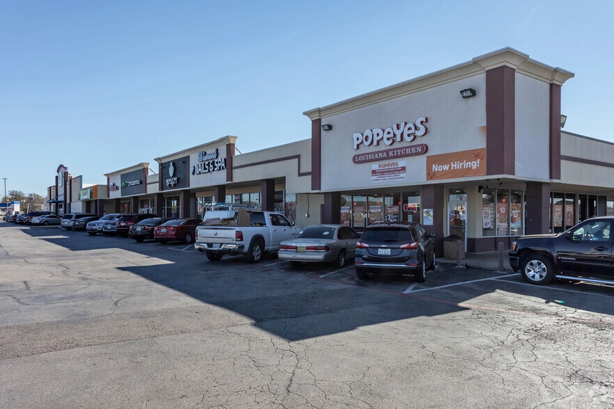 Fairmeadows Shopping Center portfolio of 7 properties for sale on LoopNet.ca - Primary Photo - Image 2 of 16