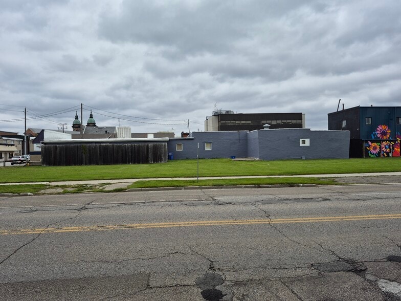 145 Queen St, Chatham, ON for sale - Building Photo - Image 2 of 4