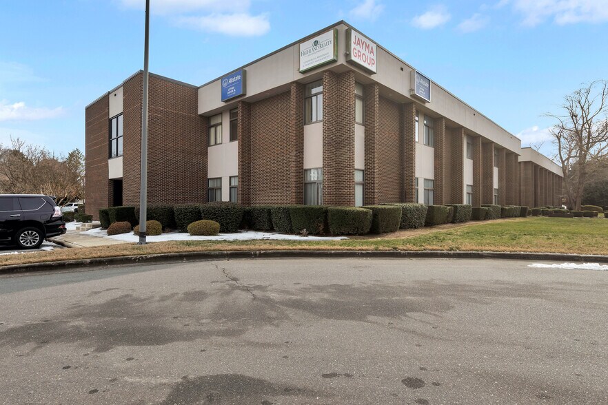10801 Johnston Rd, Charlotte, NC for lease - Building Photo - Image 3 of 33