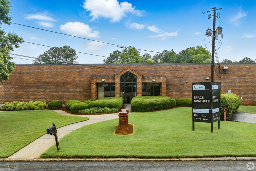 1532 Stone Ridge Dr, Stone Mountain, GA for lease - Building Photo - Image 2 of 7