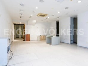 Retail in Barcelona, Barcelona for lease Interior Photo- Image 2 of 5