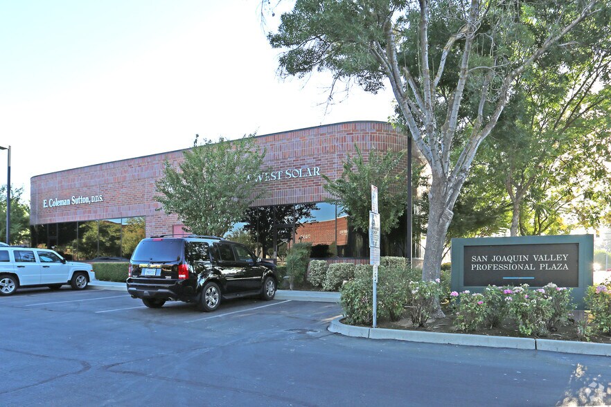 7429 N 1st St, Fresno, CA à vendre - Photo du bâtiment - Image 3 de 11