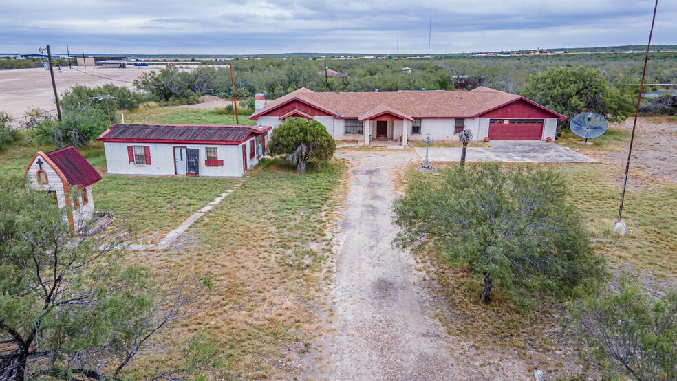 587 Garza Jones Ln, Laredo, TX for sale - Primary Photo - Image 1 of 40