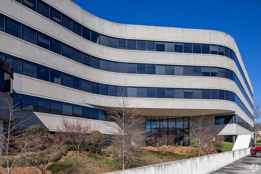 2987 Clairmont Rd NE, Brookhaven, GA à louer - Photo du bâtiment - Image 2 de 7