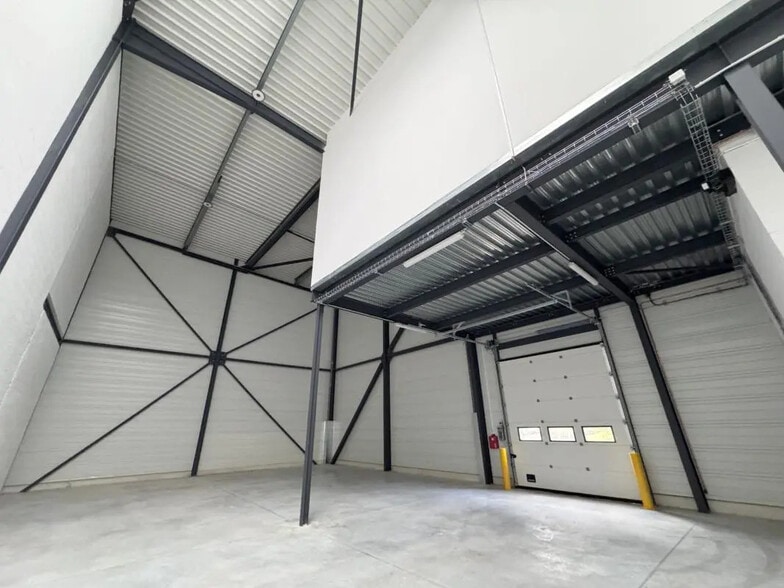 Flex in Pontoise for lease - Building Photo - Image 3 of 27