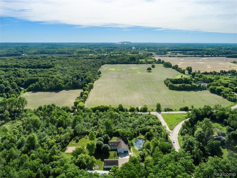 000 Six Mile Rd, Northville, MI à vendre - Photo du bâtiment - Image 1 de 7