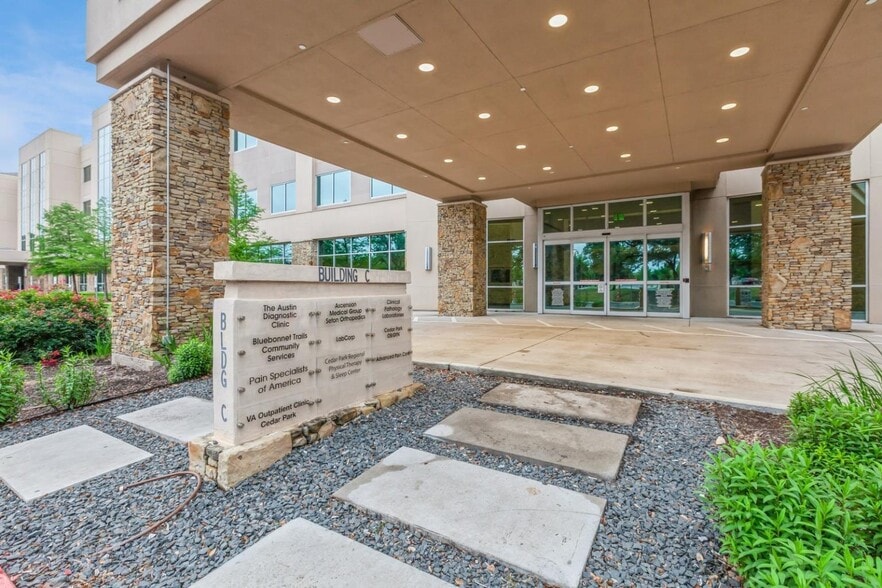 1401 Medical Pky, Cedar Park, TX à louer - Photo du bâtiment - Image 3 de 4