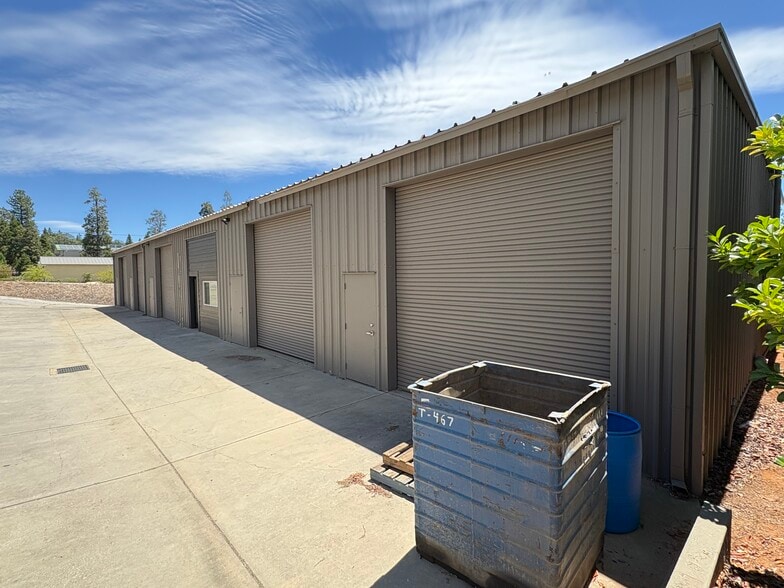 12817 Loma Rica Dr, Grass Valley, CA à louer - Photo du bâtiment - Image 2 de 6