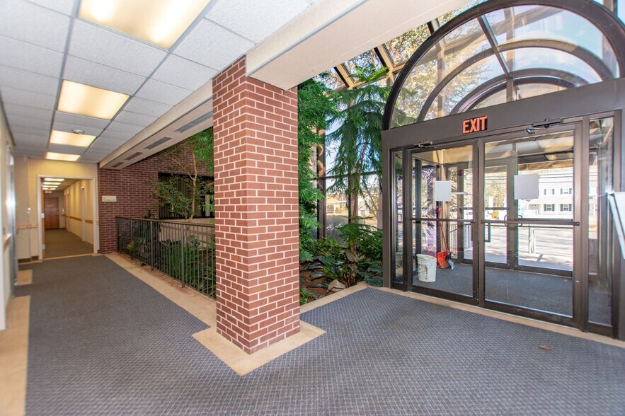 1017 Turnpike St, Canton, MA à vendre - Photo du bâtiment - Image 3 de 23