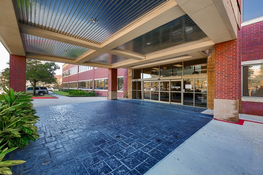 111 Vision Park Blvd, Shenandoah, TX for lease - Building Photo - Image 2 of 9