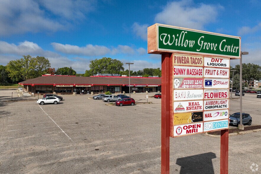 8-88 Nathan Ln, Plymouth, MN à louer - Photo du bâtiment - Image 3 de 16