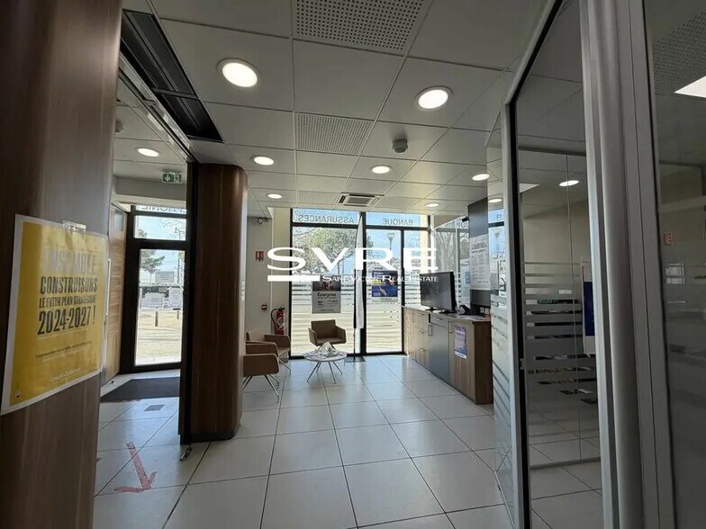 Office in Marseille for lease - Interior Photo - Image 2 of 14