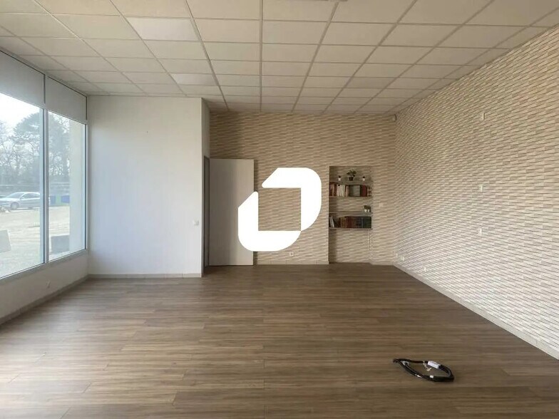 Retail in Pessac for lease - Interior Photo - Image 1 of 5