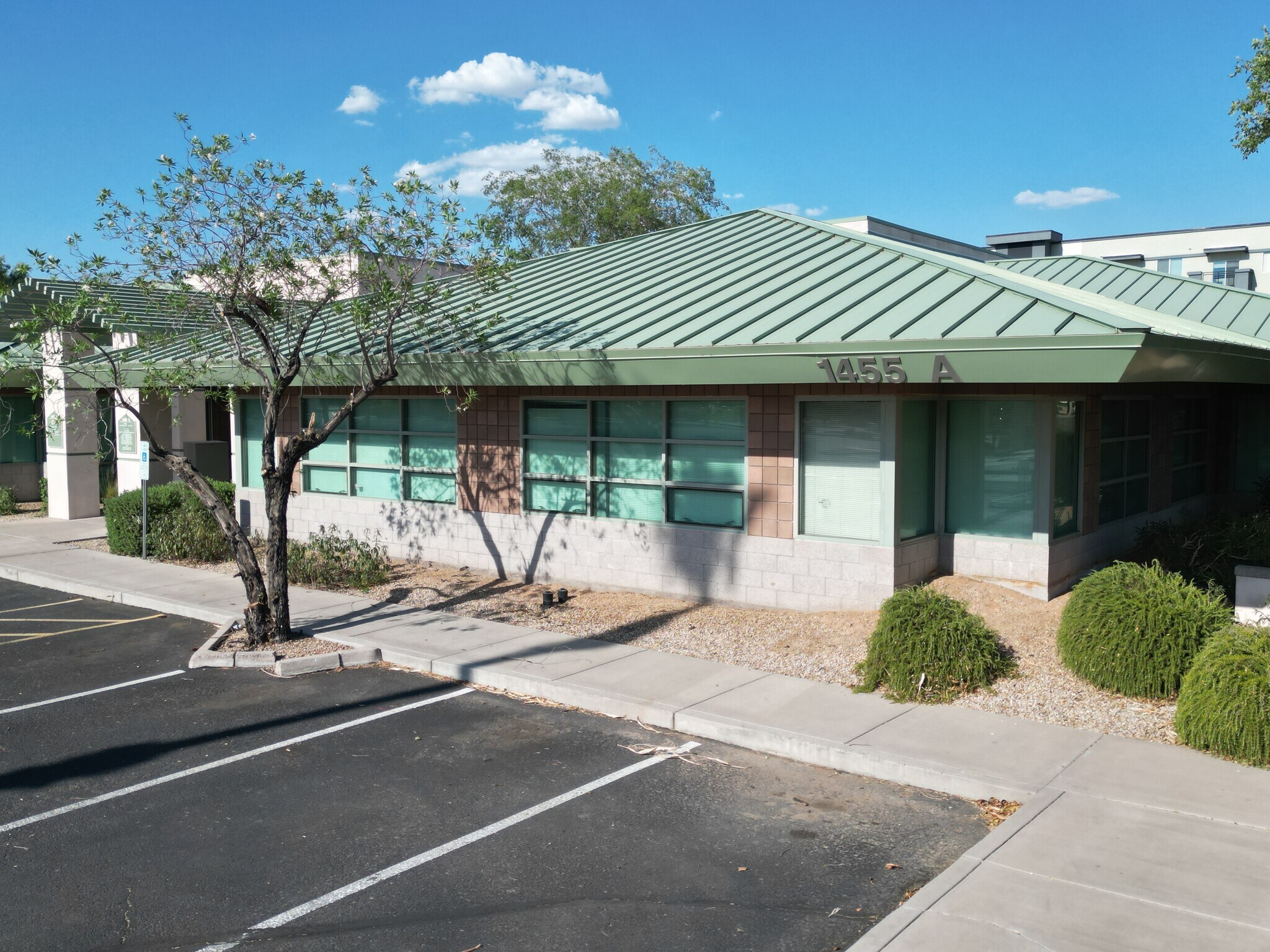 1455 W Chandler Blvd, Chandler, AZ à louer Photo du bâtiment- Image 1 de 12