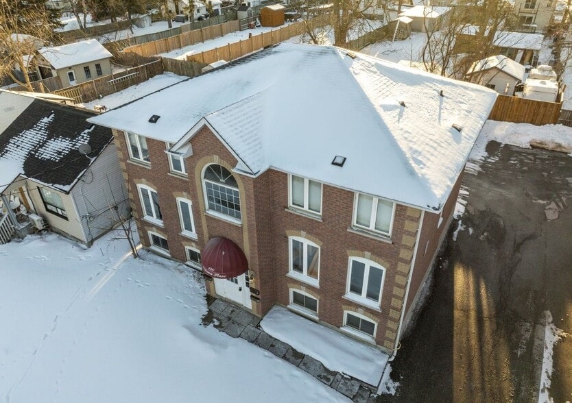 Nassau St Multifamily portefeuille de 2 propriétés à vendre sur LoopNet.ca - Photo du bâtiment - Image 1 de 5