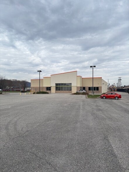 651 11th St, Ambridge, PA for lease - Building Photo - Image 2 of 11