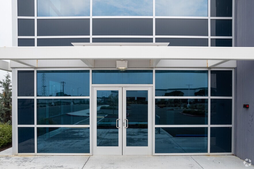 2701 W Winton Ave, Hayward, CA à louer - Photo du bâtiment - Image 3 de 5