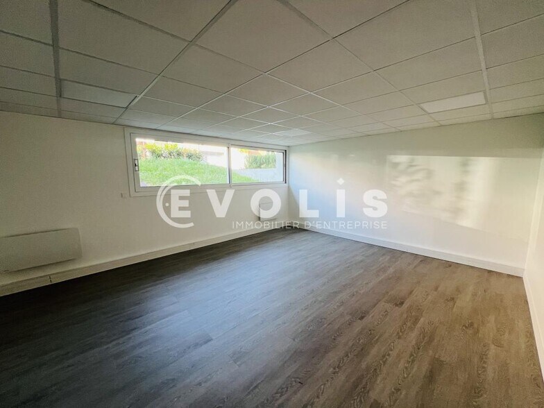 Office in Maisons-Alfort for lease - Interior Photo - Image 3 of 11