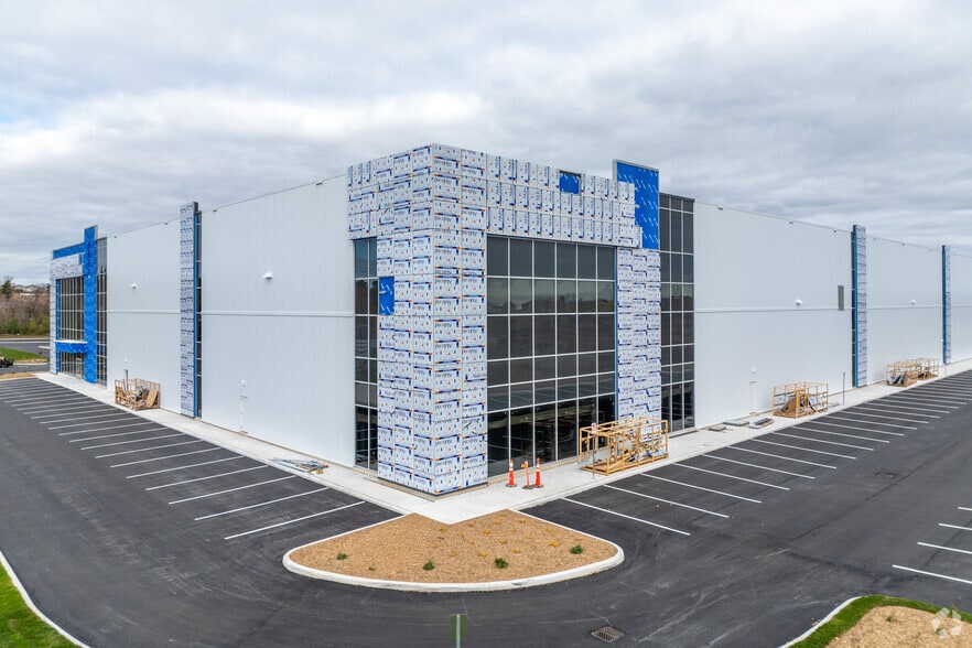 22 Medicorum Pl, Hamilton, ON for lease - Building Photo - Image 3 of 25