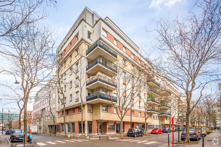 8 Rue Henri Becquerel, Rueil-Malmaison à louer - Photo du bâtiment - Image 2 de 4