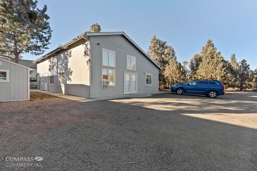 Embark Investment Opportunity portefeuille de 3 propriétés à vendre sur LoopNet.ca - Photo du bâtiment - Image 3 de 29