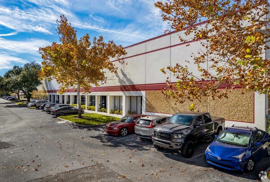 12901 Starkey Rd, Largo, FL à louer - Photo du bâtiment - Image 3 de 7