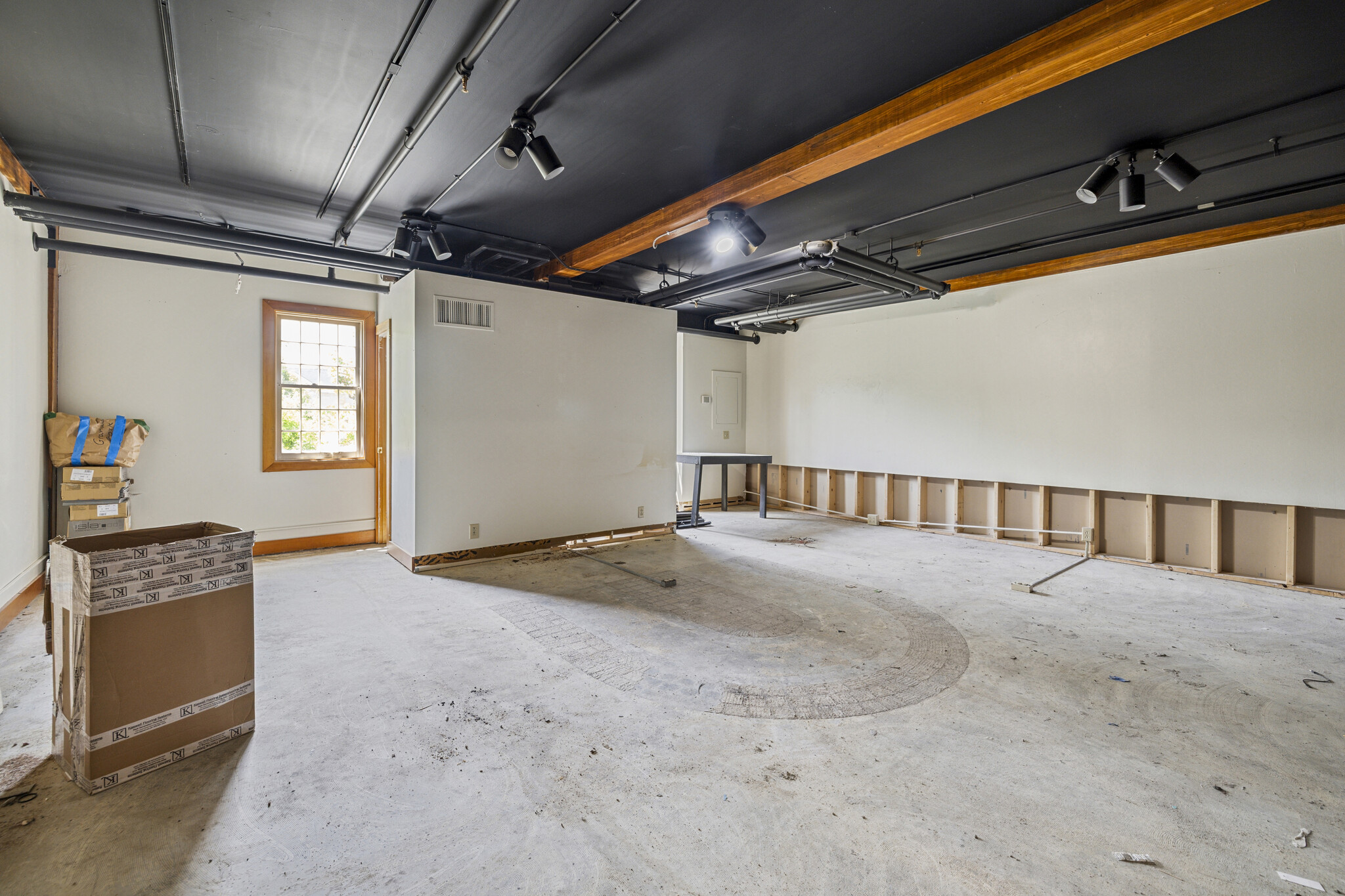 8 Glen Rd, West Lebanon, NH for lease Interior Photo- Image 1 of 3