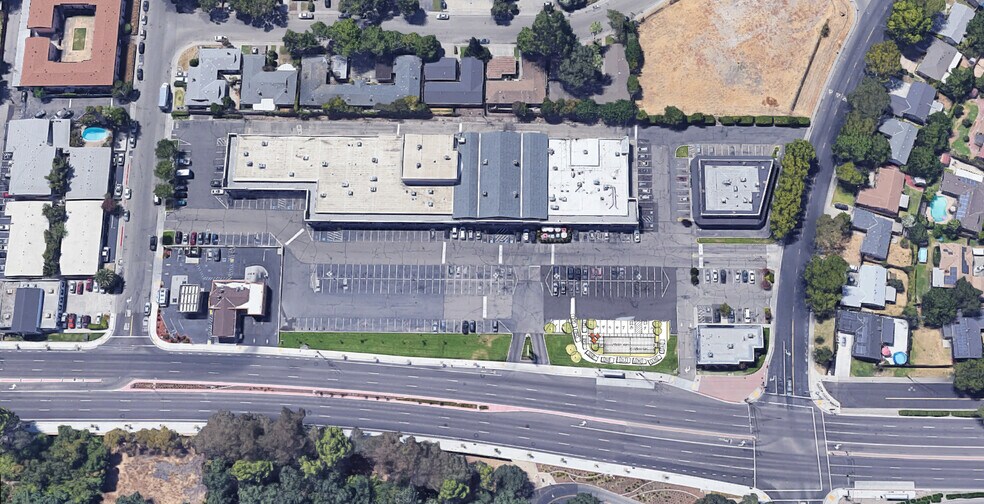 1760 W Hammer Ln, Stockton, CA à louer - Photo du bâtiment - Image 2 de 3