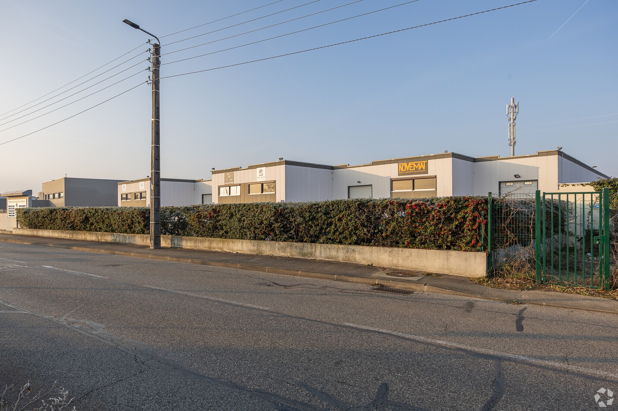 Flex in Décines-Charpieu for lease Primary Photo- Image 1 of 3