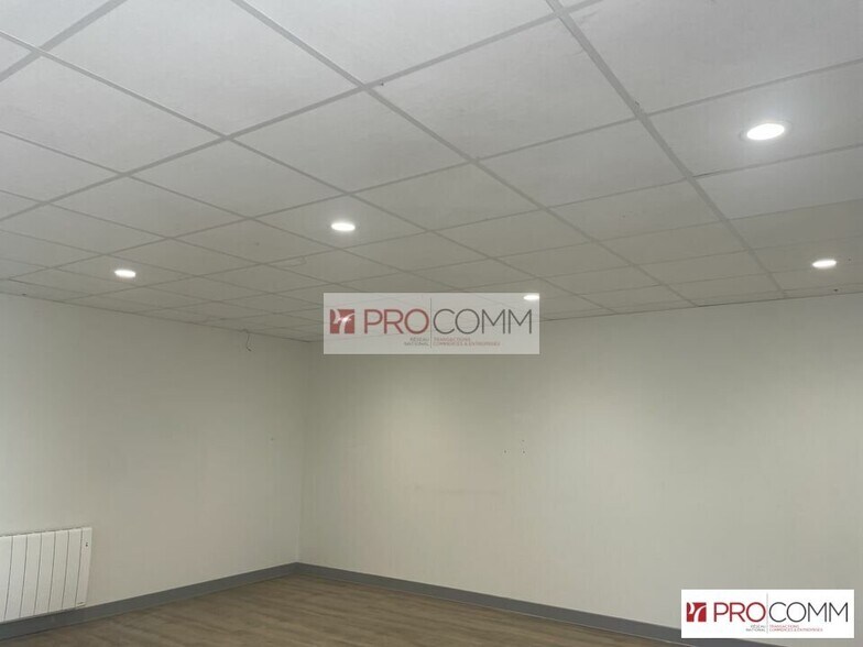 Retail in Chartres for lease - Interior Photo - Image 3 of 5