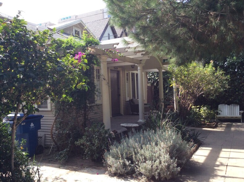 1537 N Serrano Ave, Los Angeles, CA à vendre - Photo du bâtiment - Image 3 de 11