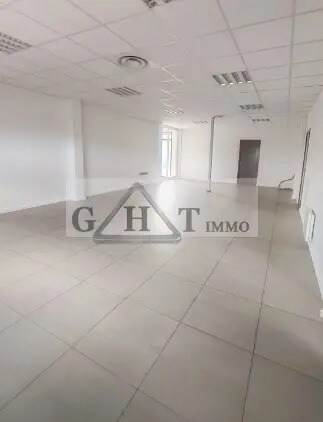 Bureau dans Buc à louer - Photo du bâtiment - Image 2 de 3