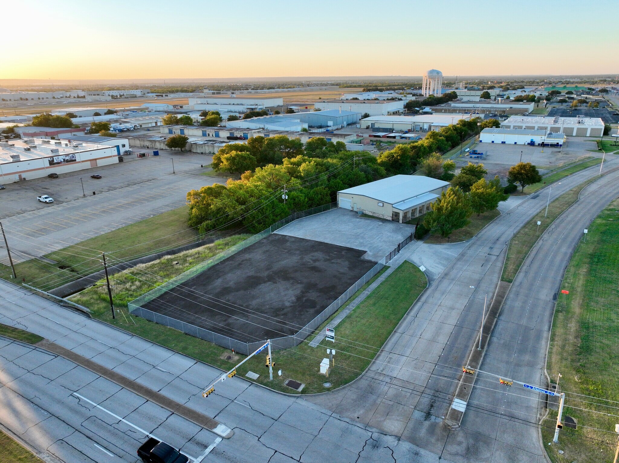 2605 Forum Dr, Grand Prairie, TX à louer Photo du bâtiment- Image 1 de 8