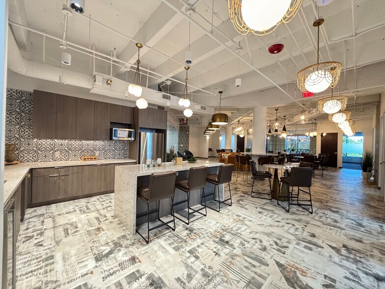 3750 NW 87th Ave, Doral, FL à louer - Photo intérieure - Image 3 de 35