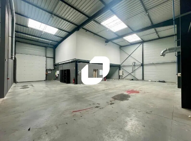 Flex in Chassieu for lease - Building Photo - Image 2 of 20