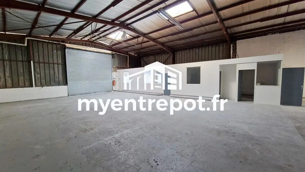 Flex in Vitrolles for lease - Interior Photo - Image 2 of 7