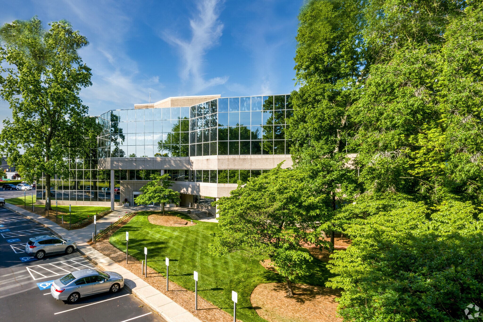 4651 Charlotte Park Dr, Charlotte, NC à louer Photo du bâtiment- Image 1 de 53