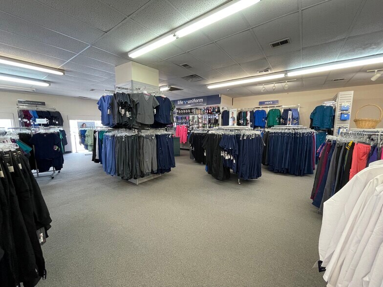 249 Old Country Rd, Carle Place, NY à vendre - Photo intérieure - Image 3 de 13