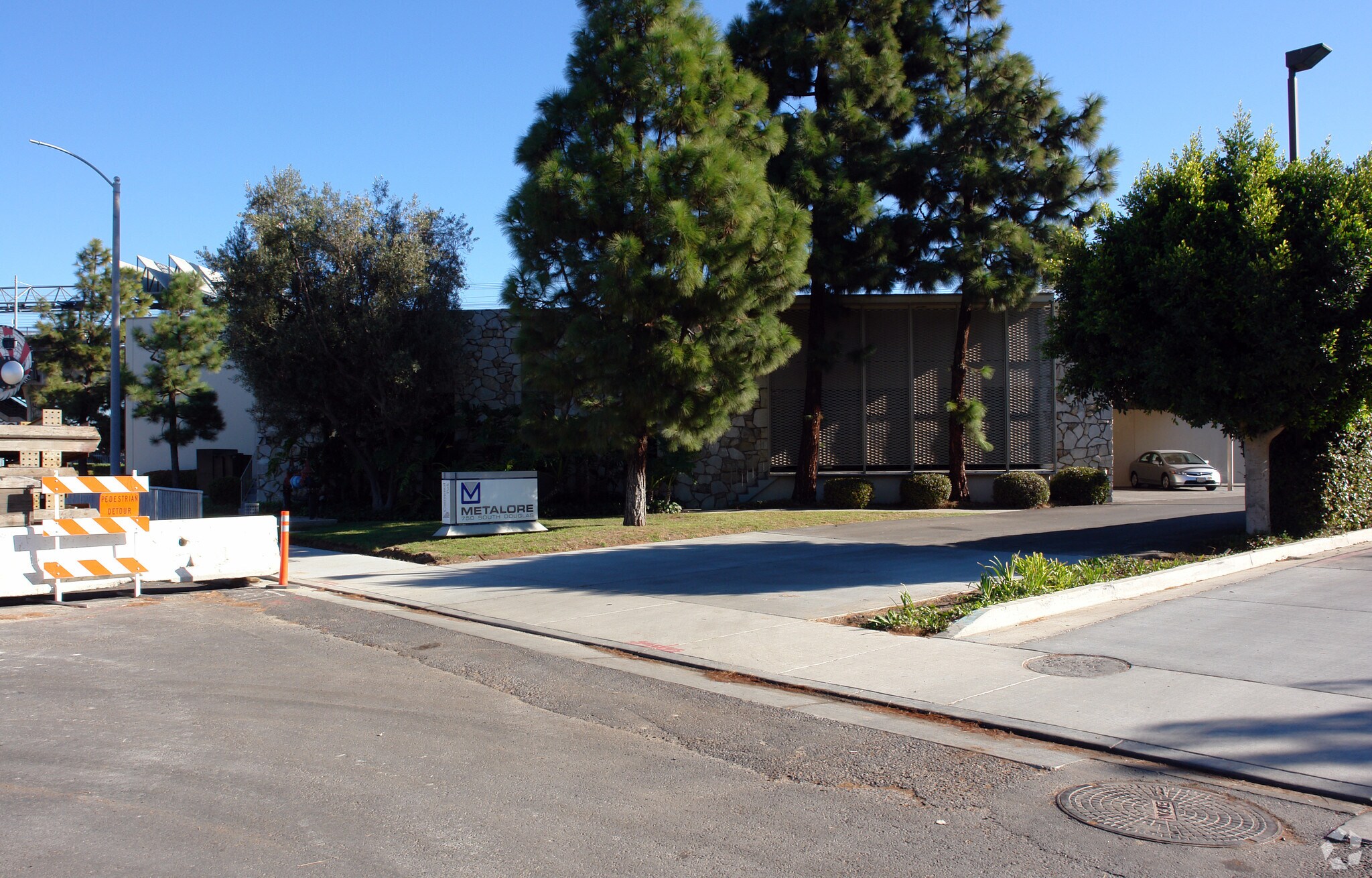 750 S Douglas St, El Segundo, CA à louer Photo principale- Image 1 de 4